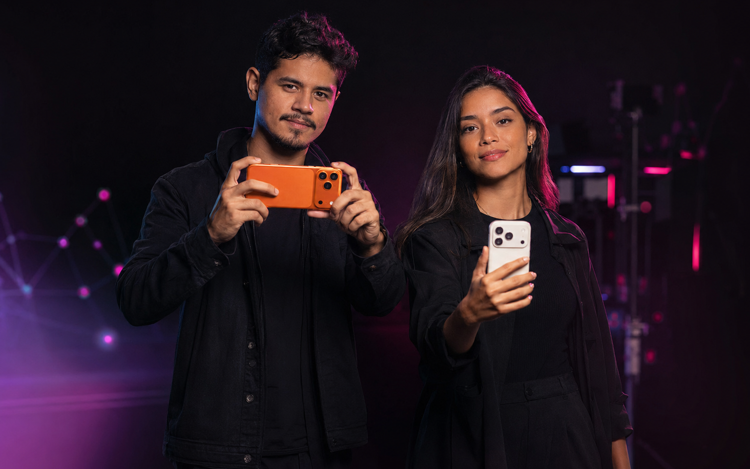 Homem e mulher filmmakers gravando com celulares